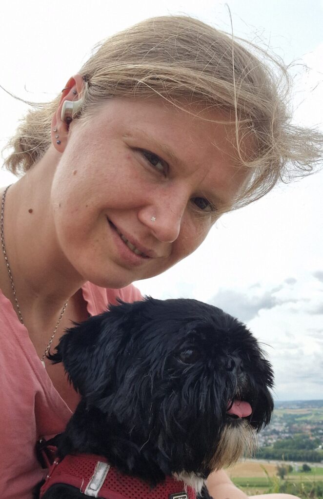 Das Bild zeigt Nadine Preiss mit Ihrem Hund.